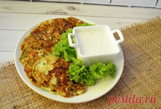 ​Кабачковые сырники Ингредиенты:Кабачок — 1 шт.Творог — 200 г Яйца — 3 шт.
Чеснок — 2 шт.
Перец — по вкусуПриготовление:1. Кабачок потереть на крупной терке, посолить, отжать образовавшуюся жидкость. Поперчить, чеснок пропустить через пресс. Вбить одно яйцо и 2 белка....