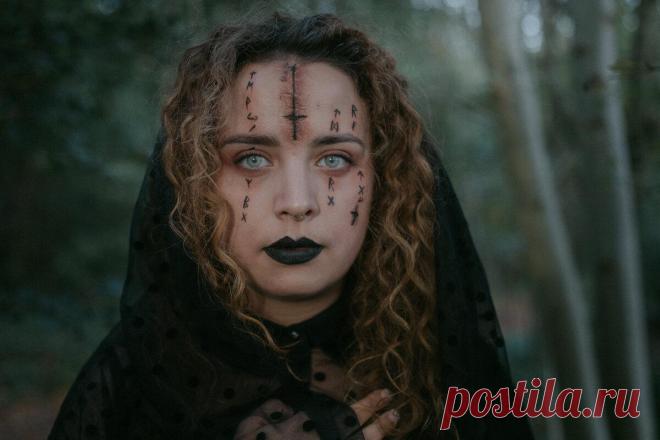 Необычные черты к ведьмы. Можно ли распознать ее по внешним данным
Многие считают, что ведьма должна быть с рыжими волосами, крючковатым носом и непосредственно зеленым глазами, которые пригвождают к месту. Конечно, эти необычные черты внешности были знакомы еще с давних времен людям, ведь именно за них когда-то сжигали. Однако, времена Средневековья давно позади, однако стереотипы о ведьмах никуда не делись и многие считают, что ее можно […]
Читай дальше на сайте. Жми подробнее ➡