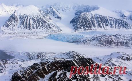 Bloomberg узнал о сделке с геополитическими последствиями в Арктике. Участок земли на арктическом архипелаге Шпицберген выставили на продажу за $323 млн. Изменение климата привело к таянию льда, что выгодно России, но сделка поможет покупателю создать «стратегический плацдарм», пишет Bloomberg