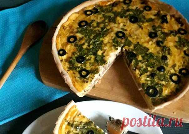 Заливной пирог из слоеного теста

Ингредиенты
1 пласт тесто слоеное дрожжевое
200 гр шампиньоны свежие
250 гр куриная грудка вареная (любое мясо на ваш вкус)
1 шт. лук репчатый
любимые специи
по вкусу соль
5 ст. л.. сметаны
1 большое яйцо
100-150 мл молока
по вкусу оливки/маслины
зелень
50 гр сыр (можно еще плавленный сырок)

Как приготовить
Курицу отварить, порезать на кусочки, шампиньоны обжарить до готовности с луком. Остудить.

Тесто раскатать до размеров формы (26-30 ...