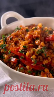 ЯжеХозяйка ПП плов с булгуром и курицей 🥘

Питательный и очень вкусный рецепт, сохраняйте 🔥

ИНГРЕДИЕНТЫ:
- 1 большая луковица
- 1/2 болгарского перца
- 2 морковки
- 600 г филе куриного бедра
- 200 г протертых томатов
- 200 г булгура
- 400 мл воды