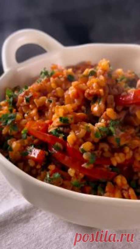 ЯжеХозяйка ПП плов с булгуром и курицей 🥘

Питательный и очень вкусный рецепт, сохраняйте 🔥

ИНГРЕДИЕНТЫ:
- 1 большая луковица
- 1/2 болгарского перца
- 2 морковки
- 600 г филе куриного бедра
- 200 г протертых томатов
- 200 г булгура
- 400 мл воды