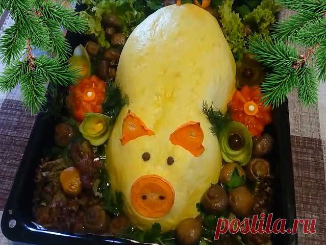Вкусный Новогодний Поросёнок из Картофельного Пюре  Фаршированный  
очень вкусной ароматной начинкой: жареной курочкой с грибочками, тушеными
в сливочном масле и вся эта красота пропитана расплавленным сыром ммм... 
бесподобно! И символ года задобрили и, как говорится, ни один поросенок не 
пострадал! Все сыты и счастливы

Продукты:
1,5 кг Картофеля (очищенного)
0,5 кг Филе Курицы 
700 гр Грибов 
1 Луковица
1 Крупная Морковка 
2 Яйца
100 гр Сыра
40 гр Сливочного Масла
Раст...