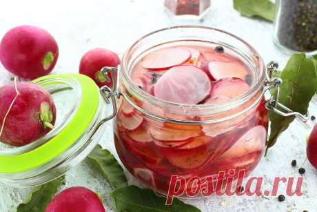 Маринованная редиска быстрого приготовления - вкусный рецепт для любителей разносолов Этот простой рецепт обязательно оценят все любители разносолов. Маринованная редиска — отличное дополнение к мясным и рыбным блюдам.