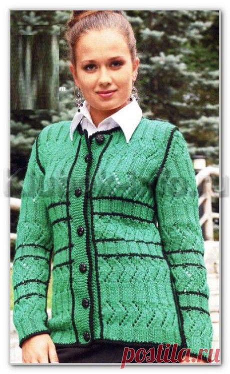 Вязание спицами. Женские модели. Однотонный прямой жакет на пуговицах, с контрастной отделкой, с ажурными зигзагами. Размеры: 44