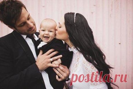 Для женского счастья мне нужно немножко… Пусть радостью утро стучится в окошко… Любимого мужа дыхание рядом… Ну в общем для счастья мне много не надо… Хочу чтобы детям светила удача… У них все в порядке — я счастлива значит… И дом стороной пусть обходит ненастье… Мне много не нужно для полного счастья!