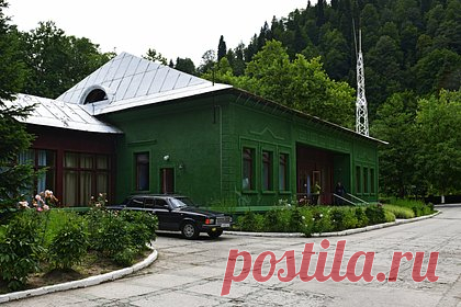 В Абхазии опровергли слухи о продаже дачи Сталина. Власти Абхазии опровергли слухи о продаже дачи Иосифа Сталина на берегу озера Рица. Об этом заявил начальник управления государственными дачами Абхазии Беслан Квициния. Ранее в СМИ появилась информация, что неизвестный купил ее на аукционе за 850 тысяч рублей с намерением сдавать «VIP-клиентам» из Москвы.