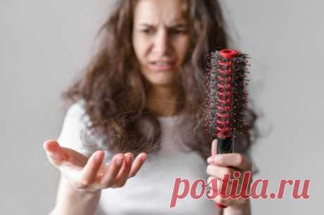 Как шар. Врач рассказала, какие болезни провоцируют облысение. По статистике к 35 годам с выпадением волос сталкиваются 2/3 мужчин, к 50 годам — до 85%. Такая проблема, хоть и реже, но встречается и у женщин.