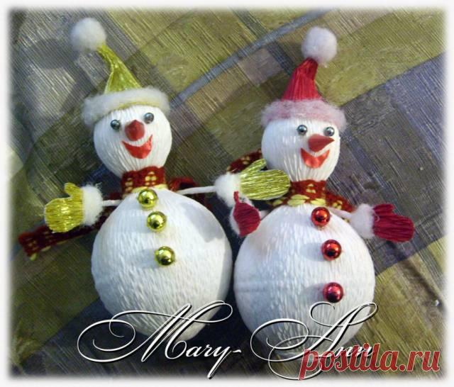 Новогодний снеговик из конфет.