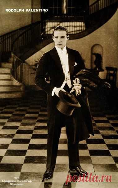 Рудольф Валентино (англ. Rudolph Valentino; 1895 — 1926) — американский киноактёр итальянского происхождения, идол эпохи немого кино.