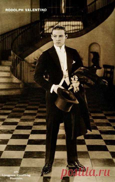 Рудольф Валентино (англ. Rudolph Valentino; 1895 — 1926) — американский киноактёр итальянского происхождения, идол эпохи немого кино.