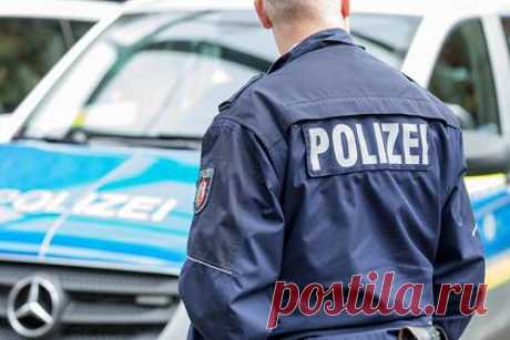 Обвиняемых в изнасиловании мигрантов отпустили под залог. В Германии двух сирийцев и иракца отпустили под залог после предъявления обвинений в избиении и групповом изнасиловании девушки. Суд предоставил мигрантам свободу после того, как удостоверился, что преступники не сбегут. Изнасилование произошло в субботу, 24 июля, в жилом комплексе в Леере.