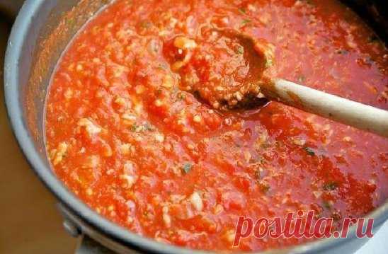 Соус Маринара
Маринара – это очень вкусный итальянский томатный соус, который подходит ко множеству блюд: к шашлыку, к макаронам, в качестве основы для пиццы.
Готовится очень быстр и просто, возможно, вы уже даже делали его,а сейчас узнали, что ваш любимый томатный хэндмейд соус называется так красиво – “Маринара”! Кстати, говорят, что соус с романтичным “морским” названием был изобретен около 200 лет назад корабельными поварами, коками. И был очень популярен благодаря тому, что он долгое время
