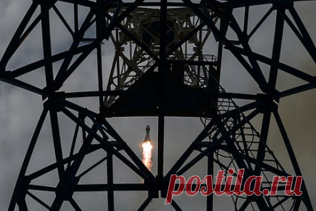 Описана посадка российской «Луны-25». Российская автоматическая межпланетная станция (АМС) «Луна-25» совершит мягкую посадку на поверхность естественного спутника Земли в понедельник, 21 августа. Прилунение АМС описал РИА Новости ведущий научный сотрудник Института космических исследований (ИКИ) Российской академии наук (РАН) Натан Эйсмонт.