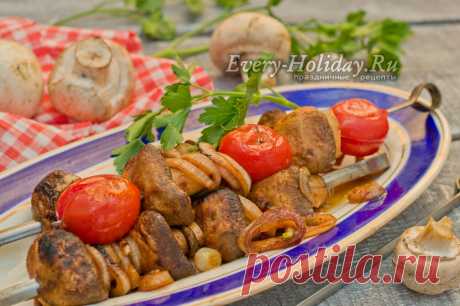 Шашлык из шампиньонов на мангале Кроме мясного шашлыка мы с друзьями постоянно готовим шашлык из шампиньонов на мангале. Рецепт приготовления несложный и очень быстрый. На приготовление вы потратите всего минут 20.