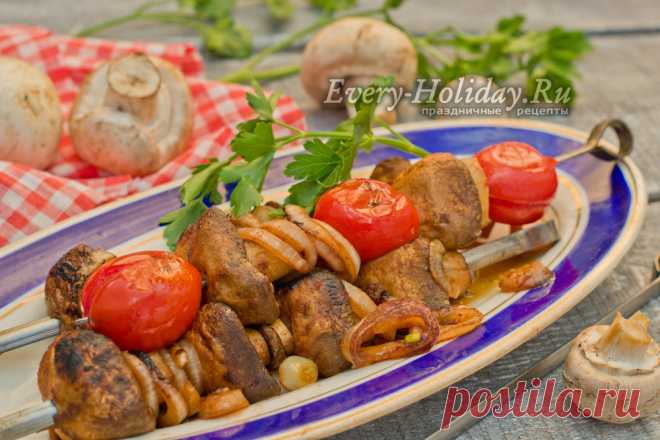 Шашлык из шампиньонов на мангале Кроме мясного шашлыка мы с друзьями постоянно готовим шашлык из шампиньонов на мангале. Рецепт приготовления несложный и очень быстрый. На приготовление вы потратите всего минут 20.