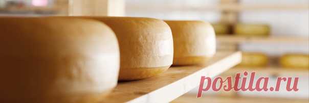 Хранение

Хранение твёрдых сыров

Срок хранения разрезанной головки или кусочка твёрдого сыра - до 10 дней, но при соблюдении нескольких простых правил, Вы можете сберечь сыр намного дольше.

Храните сыр на нижней полке холодильника;
Заворачивайте в пергамент или фольгу, также, отлично подойдет пищевой контейнер. Не храните сыр в полиэтиленовом пакете, там сыр быстро плесневеет.;
Положите в контейнер кусочек сахара — он заберет на себя лишнюю влагу;
Чем больше кусок сыра, ...