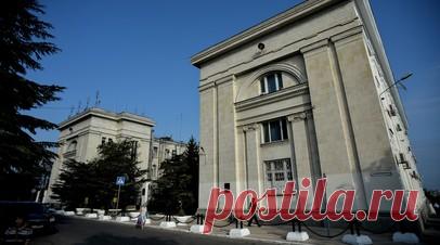 «Средствами ПВО сбито пять ракет»: один военнослужащий пропал без вести при ударе ВСУ по штабу ЧФ в Севастополе. В результате ракетной атаки ВСУ на Севастополь пропал без вести один российский военнослужащий, сообщили в Минобороны РФ. По данным ведомства, средства ПВО сбили пять ракет, но оказалось повреждено историческое здание штаба Черноморского флота. Гражданская инфраструктура вокруг здания, а также находившиеся на улице люди не пострадали, заметил губернатор Севастополя Михаил Развожаев.…