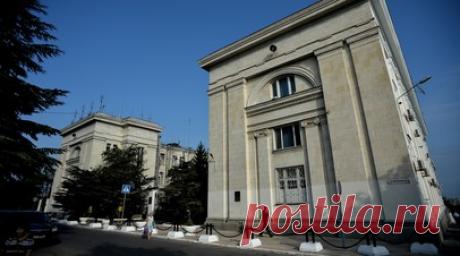 «Средствами ПВО сбито пять ракет»: один военнослужащий пропал без вести при ударе ВСУ по штабу ЧФ в Севастополе. В результате ракетной атаки ВСУ на Севастополь пропал без вести один российский военнослужащий, сообщили в Минобороны РФ. По данным ведомства, средства ПВО сбили пять ракет, но оказалось повреждено историческое здание штаба Черноморского флота. Гражданская инфраструктура вокруг здания, а также находившиеся на улице люди не пострадали, заметил губернатор Севастополя Михаил Развожаев.…