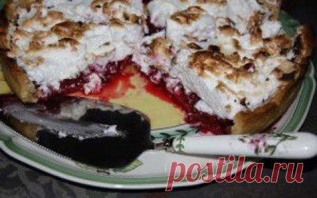 Брусничний торт з меренгою