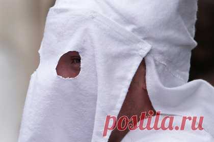 В США подростки притворились ку-клукс-кланом и напали на чернокожего. Трое подростков из города Вудсборо (штат Техас, США) притворились членами ку-клукс-клана и ударили электрошокером чернокожего школьника во время Хеллоуина. Об этом написало издание The Independent. Адвокат жертвы заявил, что в этот день от еще пять человек пострадали от школьников в костюмах организации ККК.