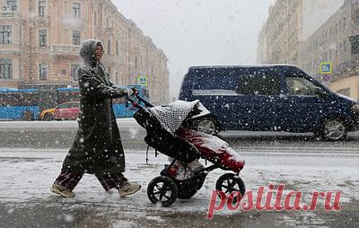 В Москве к утру ожидается снижение интенсивности снегопада. В Гидрометцентре РФ также напомнили, что до утра 11 декабря в Москве и области действует желтый погодный уровень, связанный с возможным образованием гололедицы на дорогах