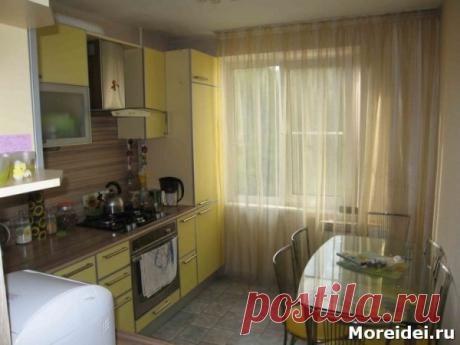 Дизайн кухни вдоль окна: три функциональных решения Единственное место на кухне, которое мы задействуем реже всего – это зона окна и подоконника. Ведь традиционно мы продумываем дизайн, где столешница и навесные шкафы располагаются вдоль стен, а обеденный стол – по центру....