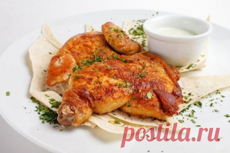 Цыпленок табака с чесночным соусом Цыпленок табака с чесночным соусом
 Вам понадобится: 1 цыпленок (500 г) сольмолотый белый перец 1 лимон укроп 4 зубчика чеснока Цыпленка разделайте вдоль грудной клетки Если цыпленок не освобожден от …