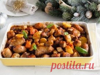 Запеченное мясное рагу с колбасками, копченостями и картофелем - рецепт приготовления от Простоквашино