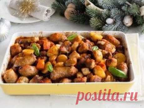 Запеченное мясное рагу с колбасками, копченостями и картофелем - рецепт приготовления от Простоквашино
