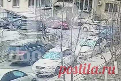 Бывший российский прокурор протаранил 12 машин во дворе и попал на видео. В Ростове-на-Дону бывший прокурор протаранил 12 машин, пытаясь найти место для парковки, и попал на видео. На кадрах видно, как мужчина въезжает во двор на иномарке Kia Sorento и в процессе движения задевает припаркованные у тротуара автомобили. Несмотря на происходящее, водитель продолжает движение по кругу.