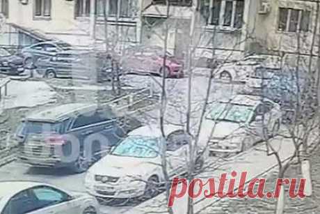 Бывший российский прокурор протаранил 12 машин во дворе и попал на видео. В Ростове-на-Дону бывший прокурор протаранил 12 машин, пытаясь найти место для парковки, и попал на видео. На кадрах видно, как мужчина въезжает во двор на иномарке Kia Sorento и в процессе движения задевает припаркованные у тротуара автомобили. Несмотря на происходящее, водитель продолжает движение по кругу.