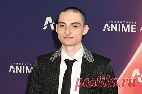 Известный своими локонами актер «Очень странных дел» вышел в свет с короткой стрижкой