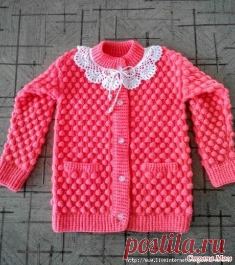 КОМПЛЕКТ "МАЛИНКА". 

Пехорка "Детская новинка", 200 м в 50 граммах, спицы №2, потратила 300г цвет коралл и 50г белый. Комплект на 4 года. У шапочки на макушке отверстие для причёски "Хвостик". Воротник связан из ниток "Тропикана". 

При вязании использовала следующие схемы воротничка и основного узора "Малинки": 

https://www.stranamam.ru/post/10964973/