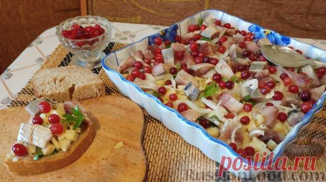 Закусочный салат с селёдкой, картофелем и клюквой