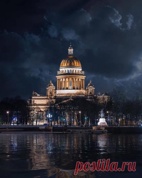 Золотой, православный, осенний,
триумфальный, нарядный собор!
здесь величие всех вдохновений
обрело превосходный простор!

Показать полностью…