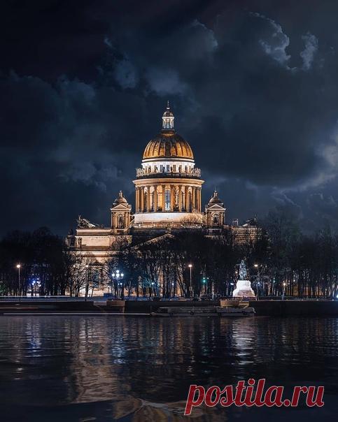 Золотой, православный, осенний,
триумфальный, нарядный собор!
здесь величие всех вдохновений
обрело превосходный простор!

Показать полностью…