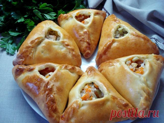 Эчпочмак по-татарски Сложная начинка из тыквы (во втором варианте - картофеля), лука, мяса и зелени заполняет треугольнички из кефирного теста большим количеством выделившегося сока. В результате эчпочмаки получаются с бульоном, мясом и овощами. Но и это еще не все: для большей сочности через дырочку, оставленную для выхода пара и лишней жидкости, в готовый пирожок вставляется кусочек сливочного масла.