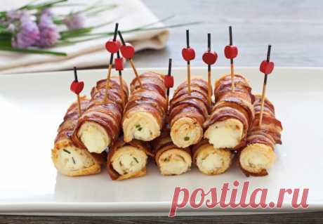 Рулетики из хлеба, бекона и сливочного сыра.
Оригинальный рецепт вкуснейших закусочных рулетиков из ломтиков хлеба, сливочного сыра, зеленого лука и бекона.
