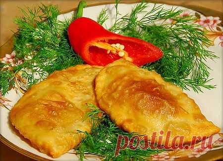 Чебуреки — кавказское блюдо — жареные лепешки в форме месяца с мясной начинкой. Свежие горячие чебуреки — лучшее блюдо к любому столу.