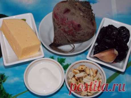 Свекольный салат с чесноком, черносливом и сыром | CityWomanCafe.com