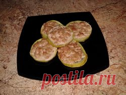 Кабачки, запеченные в духовке - Готовьте с удовольствием!
Овощ для запекания лучше брать «молочной спелости», то есть недозревший, чтобы там не было семян, иначе серединка вся останется на противне. Режем кружочками около 1 сантиметра шириной.

Противень смазываем растительным маслом, выкладываем в один слой кабачки, каждый натертый солью и перцем (не усердствуем, слегка).

Далее на каждый кружочек выкладываем слой мясного фарша шириной 0,5-0,7 сантиметра.