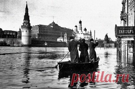 Наводнения в Москве происходили неоднократно, как правило весной. Одно из самых крупных случилось в 1908 году.
