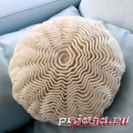 Вязание крючком подушки с рюшами