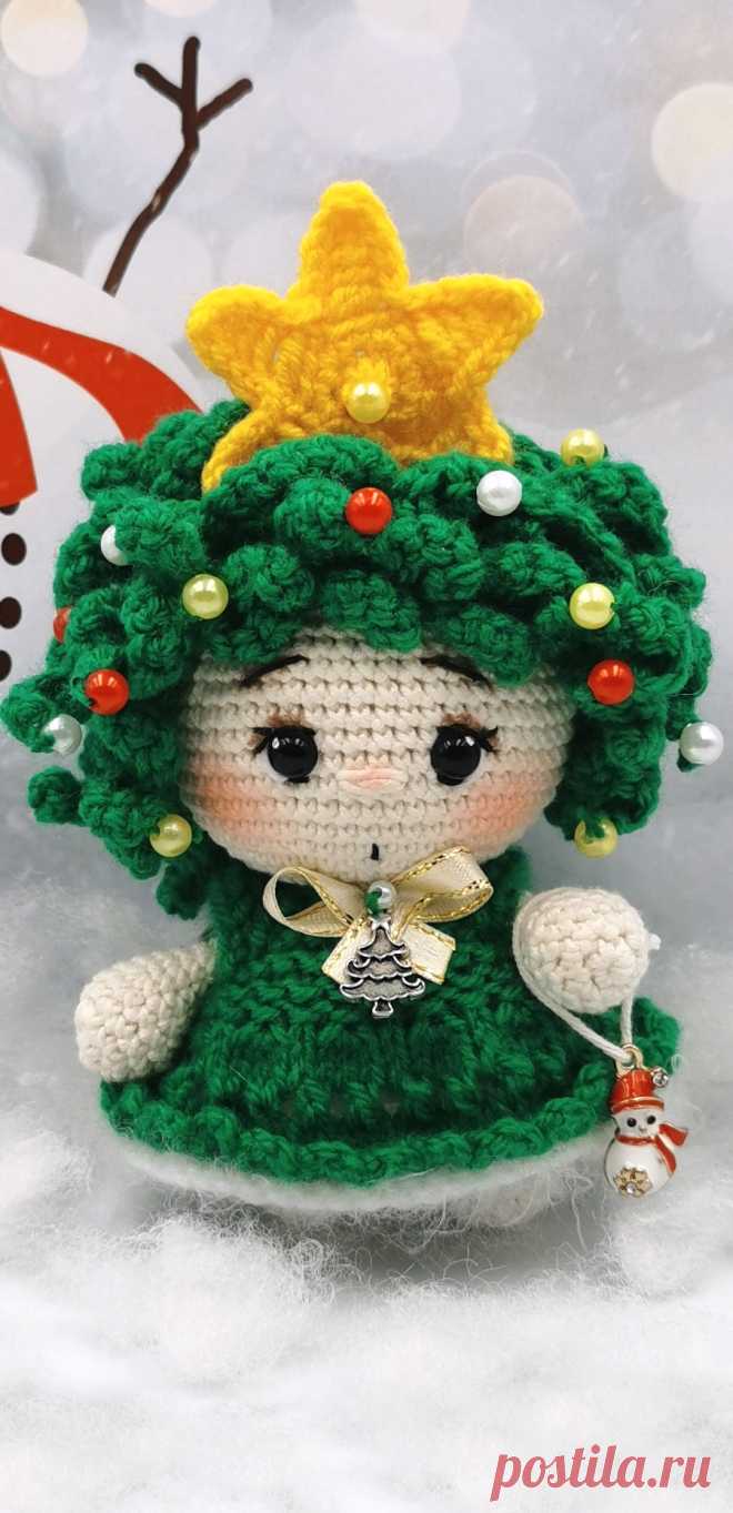 PDF Малышка Ёлочка 2021 крючком. FREE crochet pattern; Аmigurumi doll patterns. Амигуруми схемы и описания на русском. Вязаные игрушки и поделки своими руками #amimore - новогодняя кукла, маленький пупс к Новому году, куколка в наряде ёлочки, ёлка.
