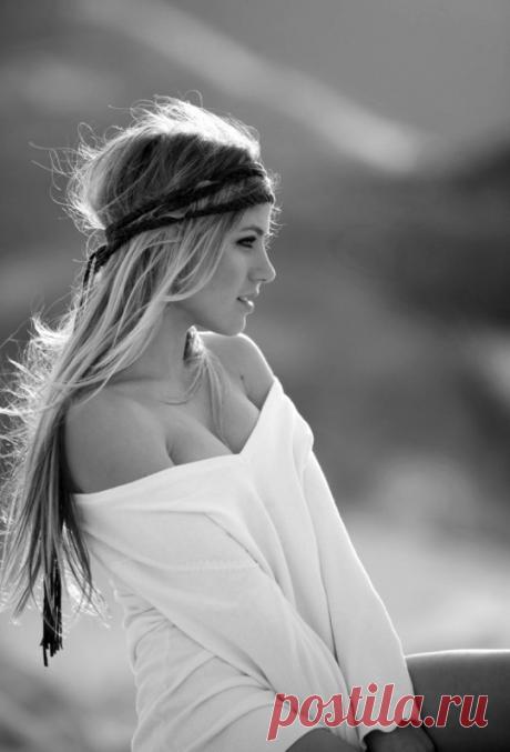 Интересно, как подбирают людей на утренние эфиры? Может, такие спят днём? Или это просто специально клонированные «жаворонки»? Не понимаю, как можно связно излагать что-то по утрам? Надо будет спросить на работе, по каким принципам проводят кастинг для утренних блоков.