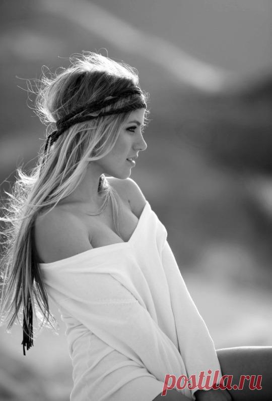 Интересно, как подбирают людей на утренние эфиры? Может, такие спят днём? Или это просто специально клонированные «жаворонки»? Не понимаю, как можно связно излагать что-то по утрам? Надо будет спросить на работе, по каким принципам проводят кастинг для утренних блоков.