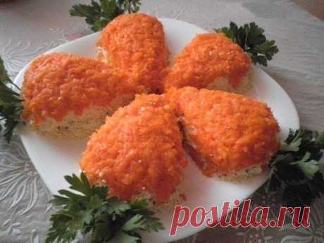 Салат с куриным филе и грибами “Морковки”.