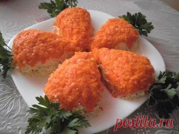 Салат с куриным филе и грибами “Морковки”.