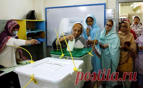 Без интернета и с оппозицией в тюрьме: как прошли выборы в Пакистане. 8 февраля в Пакистане прошли всеобщие выборы, в которых предположительно лидируют сторонники экс-премьера Имрана Хана. За неделю до голосования политика приговорили к трем тюремным срокам